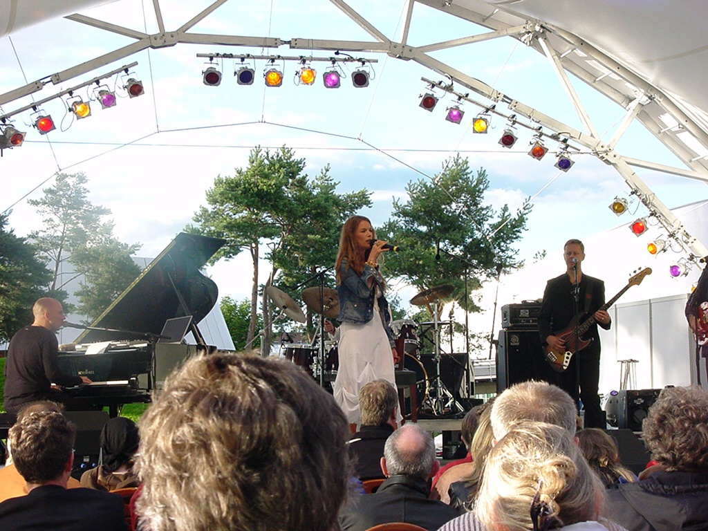 RebekkaBakkenAndBand2005-08-07AutostadtWolfsburgGermany (3).JPG